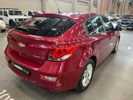 2013-Chevrolet-Cruze-16-LS-Hatch_6
