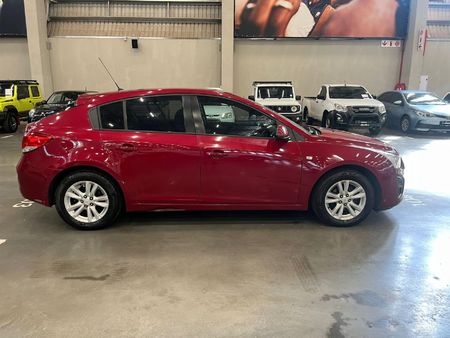 2013-Chevrolet-Cruze-16-LS-Hatch_7