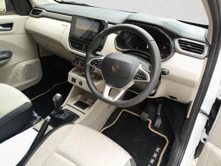 2026-Renault-Triber-10-Iconic-AMT-Auto_12