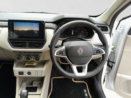 2026-Renault-Triber-10-Iconic-AMT-Auto_13
