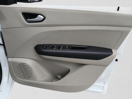 2026-Renault-Triber-10-Iconic-AMT-Auto_14