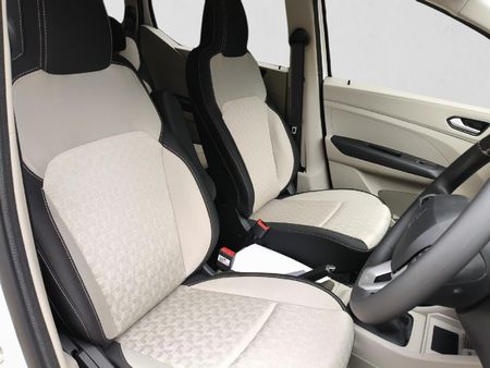 2026-Renault-Triber-10-Iconic-AMT-Auto_15