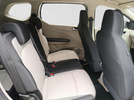2026-Renault-Triber-10-Iconic-AMT-Auto_16