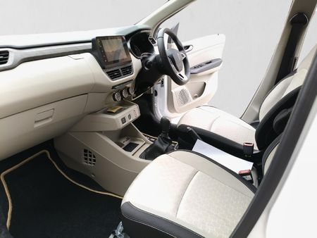 2026-Renault-Triber-10-Iconic-AMT-Auto_18