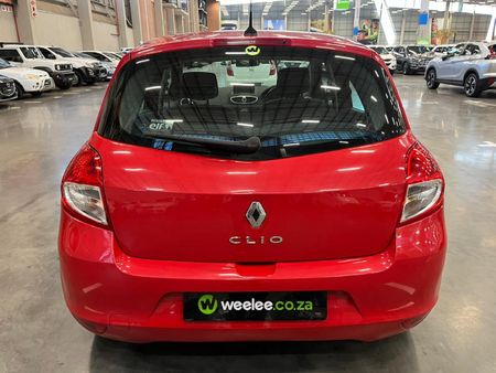 2010-Renault-Clio-III-16-Dynamique-5-dr-Auto_3