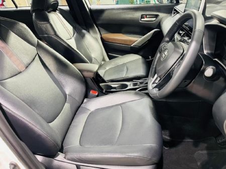 2025-Toyota-Corolla-Cross-18-XS_9