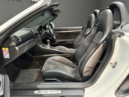 2015-Porsche-Boxster-GTS-Auto_9