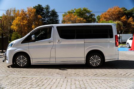 2023-Toyota-Quantum-28-VX-6-seat_3