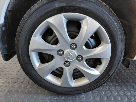 2017-Hyundai-i10-11-GLS-Motion_16