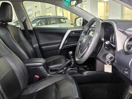 2017-Toyota-RAV4-22-D-GX_13