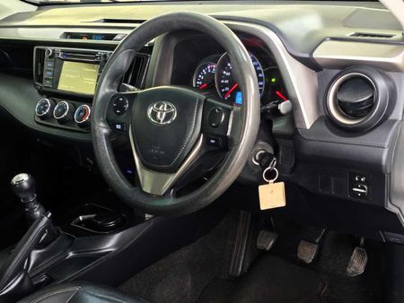 2017-Toyota-RAV4-22-D-GX_16
