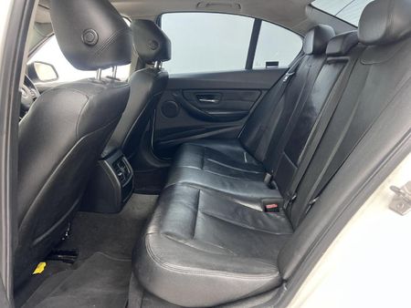 2015-BMW-3-Series-320d-Auto_11