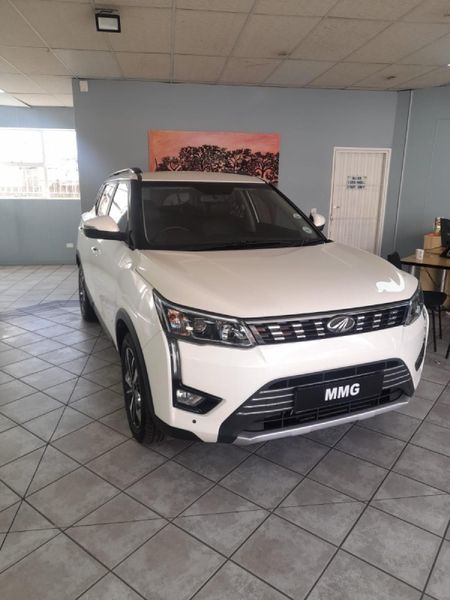 2022-Mahindra-XUV-300-15D-W8_0