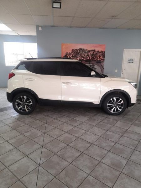 2022-Mahindra-XUV-300-15D-W8_2