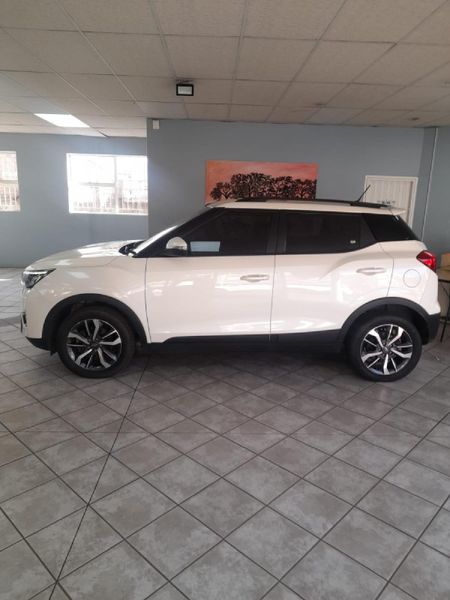 2022-Mahindra-XUV-300-15D-W8_3