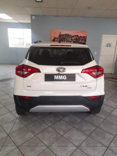 2022-Mahindra-XUV-300-15D-W8_4