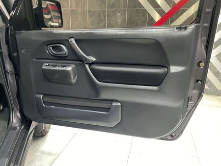 2017-Suzuki-Jimny-13_11