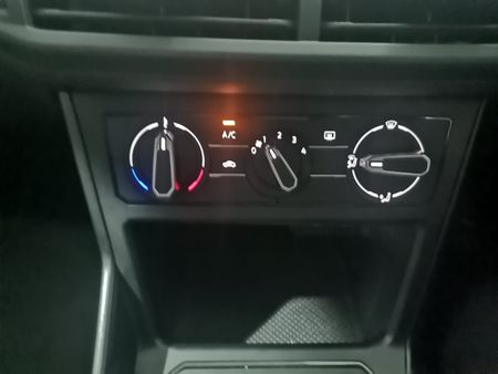 2024-Volkswagen-Polo-10-TSI_10