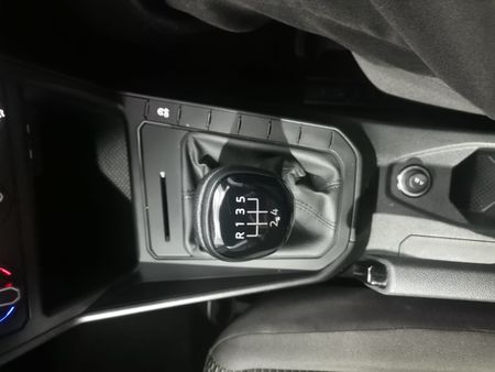 2024-Volkswagen-Polo-10-TSI_11