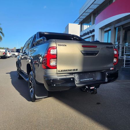 2026-Toyota-Hilux-28-GD-6-RB-Legend-55-Auto-Double-Cab_10