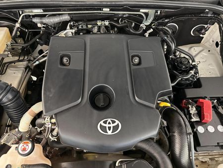 2025-Toyota-Hilux-28-GD-6-Raised-Body-Legend-Extended-Cab_10
