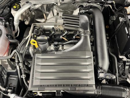 2025-Volkswagen-Golf-14-TSI-Life-Auto-110kw_11