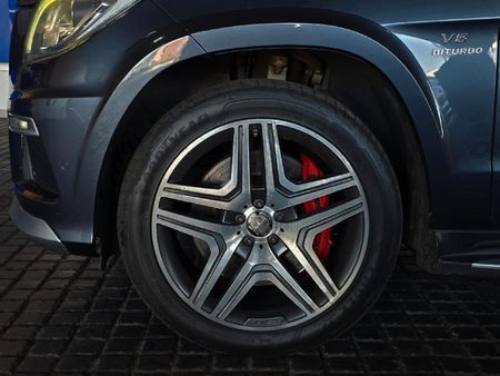 2016-Mercedes-AMG-GL-63-AMG_9