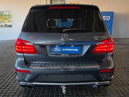 2016-Mercedes-AMG-GL-63-AMG_12