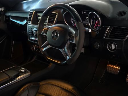 2016-Mercedes-AMG-GL-63-AMG_16