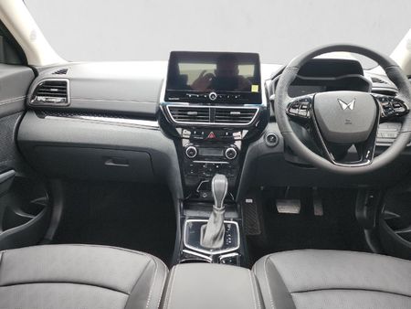 2026-Mahindra-XUV-3XO-12T-AX7L_17