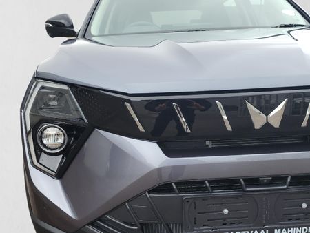 2026-Mahindra-XUV-3XO-12T-AX7L_8