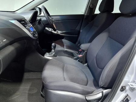2013-Hyundai-Accent-16-GLS-Fluid_10