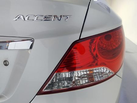 2013-Hyundai-Accent-16-GLS-Fluid_14