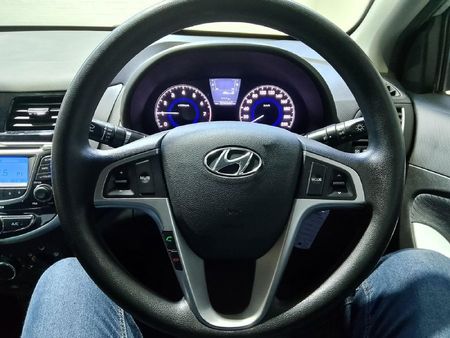2013-Hyundai-Accent-16-GLS-Fluid_18