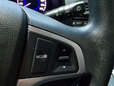 2013-Hyundai-Accent-16-GLS-Fluid_19