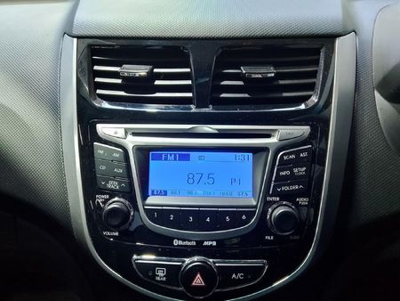 2013-Hyundai-Accent-16-GLS-Fluid_21