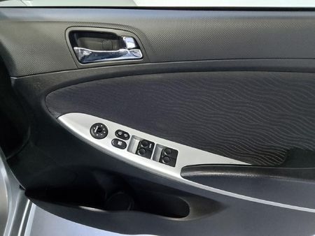 2013-Hyundai-Accent-16-GLS-Fluid_25