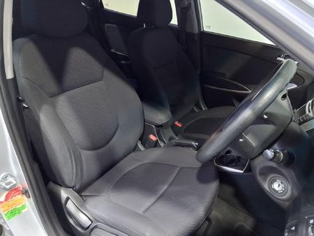 2013-Hyundai-Accent-16-GLS-Fluid_27