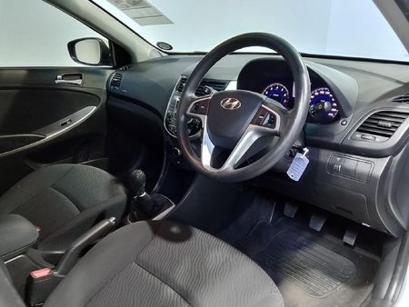2013-Hyundai-Accent-16-GLS-Fluid_28