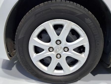 2013-Hyundai-Accent-16-GLS-Fluid_7