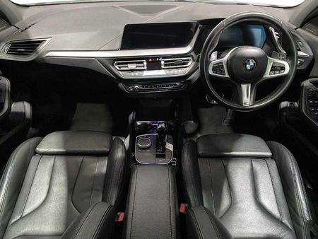 2022-BMW-1-Series-M135i-xDrive_12