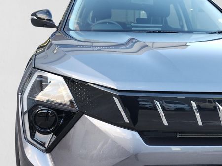2026-Mahindra-XUV-3XO-12T-AX5_8