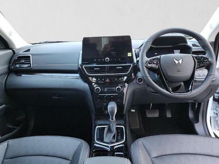 2026-Mahindra-XUV-3XO-12T-AX7L_17