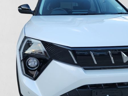 2026-Mahindra-XUV-3XO-12T-AX7L_8