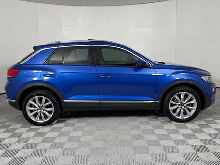 2022-Volkswagen-T-Roc-20-TSI-Design-4Mot-Auto_15