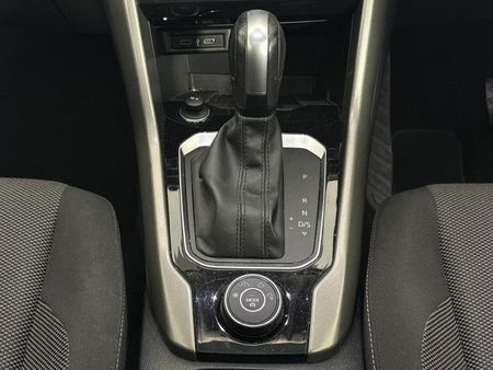 2022-Volkswagen-T-Roc-20-TSI-Design-4Mot-Auto_7