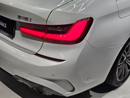 2021-BMW-3-Series-318i-M-Sport_9