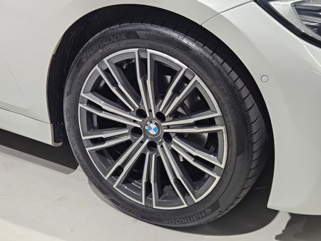 2021-BMW-3-Series-318i-M-Sport_11