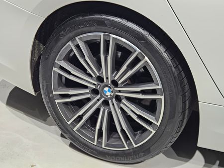 2021-BMW-3-Series-318i-M-Sport_12