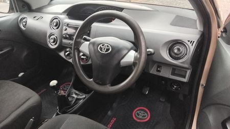 2017-Toyota-Etios-15-XS-5-dr-manual_6